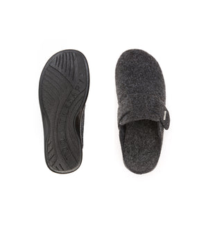 Top and sole views of the anthracite Henley felt mule slipper.