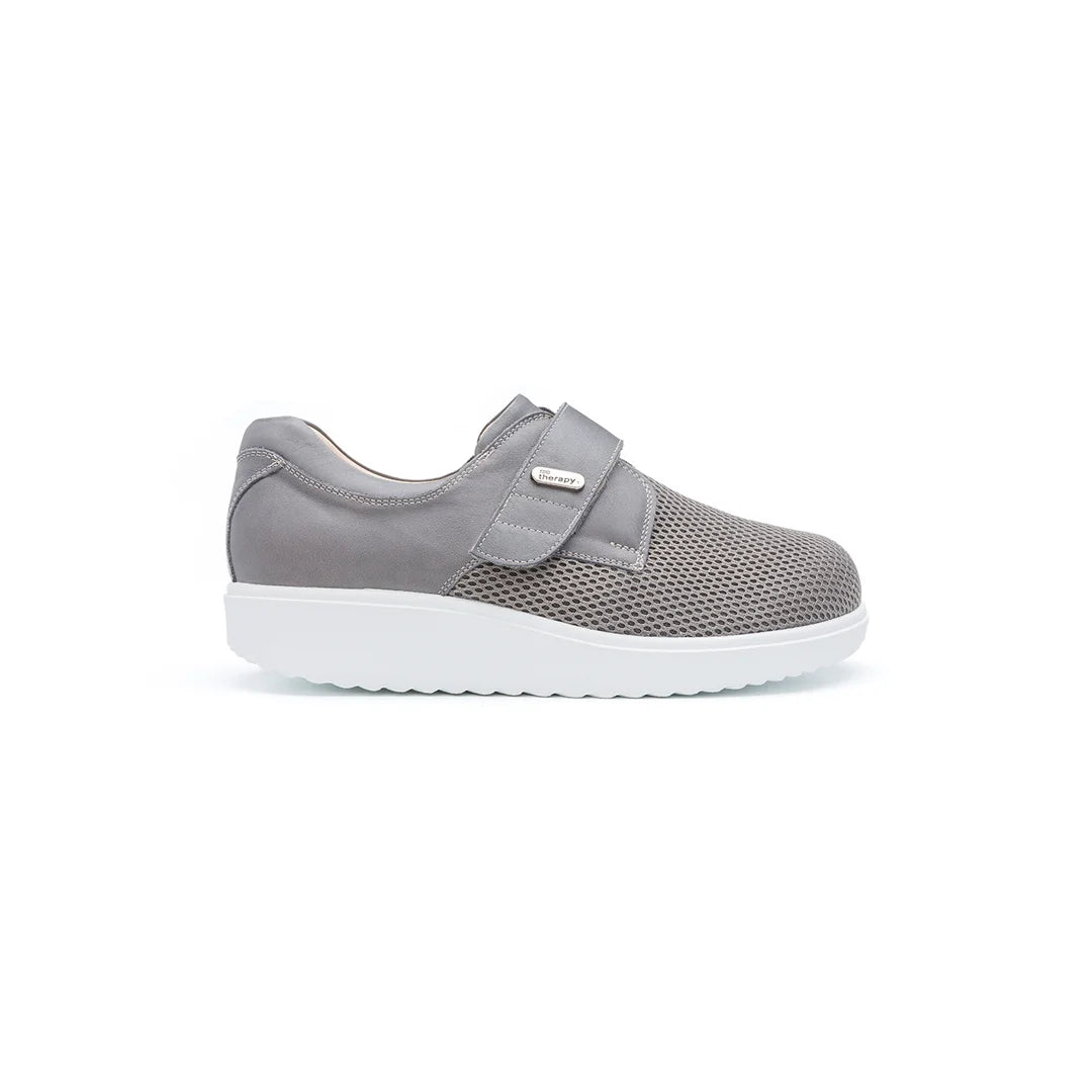 Men’s diabetic shoes with wide fit and easy-adjust fastening for a secure and custom fit