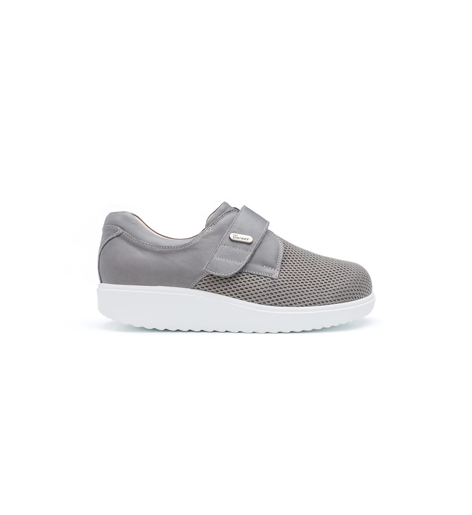 Men’s diabetic shoes with wide fit and easy-adjust fastening for a secure and custom fit