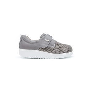 Men’s diabetic shoes with wide fit and easy-adjust fastening for a secure and custom fit