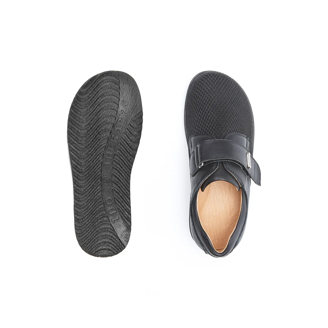 Orthopedic men’s shoes combining breathable mesh and soft leather for all-day comfort